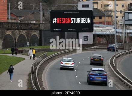 Eine digitale Plakatwand in der Nähe des Clydeside Expressway in Glasgow mit den Worten #ResignSturgeon, während des Starts der Kampagne #ResignSturgeon, die von der Mehrheit geführt wird, mit Unterstützung von Schottland Angelegenheiten, UK Union Voice und über 250 Geber, die an einer Crowdfunding-Kampagne im Vorfeld der schottischen Wahlen am 6. Mai beteiligt waren. Bilddatum: Freitag, 5. März 2021. Stockfoto