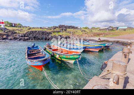 Bunte Holzfischerboote vor Anker in La Perouse (Hanga Ho Onu), einem kleinen Fischerdorf an der Nordküste der Osterinsel (Rapa Nui), Chile Stockfoto