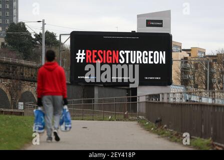 Eine digitale Plakatwand in der Nähe des Clydeside Expressway in Glasgow mit den Worten #ResignSturgeon, während des Starts der Kampagne #ResignSturgeon, die von der Mehrheit geführt wird, mit Unterstützung von Schottland Angelegenheiten, UK Union Voice und über 250 Geber, die an einer Crowdfunding-Kampagne im Vorfeld der schottischen Wahlen am 6. Mai beteiligt waren. Bilddatum: Freitag, 5. März 2021. Stockfoto