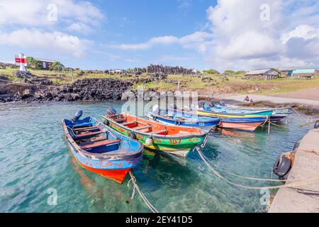 Bunte Holzfischerboote vor Anker in La Perouse (Hanga Ho Onu), einem kleinen Fischerdorf an der Nordküste der Osterinsel (Rapa Nui), Chile Stockfoto