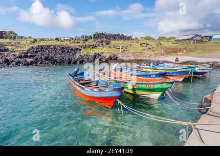 Bunte Holzfischerboote vor Anker in La Perouse (Hanga Ho Onu), einem kleinen Fischerdorf an der Nordküste der Osterinsel (Rapa Nui), Chile Stockfoto