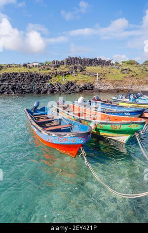 Bunte Holzfischerboote vor Anker in La Perouse (Hanga Ho Onu), einem kleinen Fischerdorf an der Nordküste der Osterinsel (Rapa Nui), Chile Stockfoto