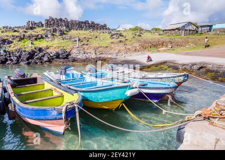 Bunte Holzfischerboote vor Anker in La Perouse (Hanga Ho Onu), einem kleinen Fischerdorf an der Nordküste der Osterinsel (Rapa Nui), Chile Stockfoto