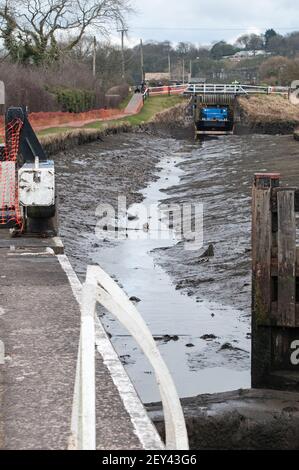 In ganz Großbritannien - Austausch von Schleusentoren auf dem Leeds - Liverpool Canal am 'Top Lock' Wheelton, nahe Chorley, Lancashire Stockfoto