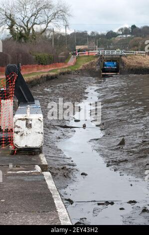 In ganz Großbritannien - Austausch von Schleusentoren auf dem Leeds - Liverpool Canal am 'Top Lock' Wheelton, nahe Chorley, Lancashire Stockfoto