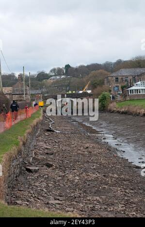 In ganz Großbritannien - Austausch von Schleusentoren auf dem Leeds - Liverpool Canal am 'Top Lock' Wheelton, nahe Chorley, Lancashire Stockfoto