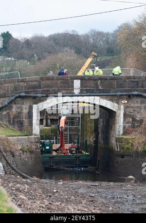 In ganz Großbritannien - Austausch von Schleusentoren auf dem Leeds - Liverpool Canal am 'Top Lock' Wheelton, nahe Chorley, Lancashire Stockfoto