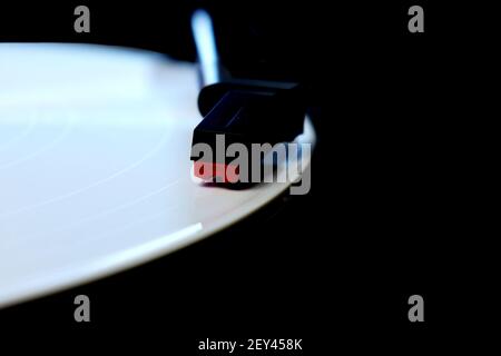 Weiße Vinyl-Schallplatte auf Plattenspieler mit Detailgenauigkeit der Patrone Stockfoto