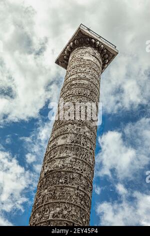 Säule des Marcus Aurelius in Rom von unten gesehen mit dem Hintergrund eines bewölkten Himmels. Rom, Latium, Italien, Europa Stockfoto