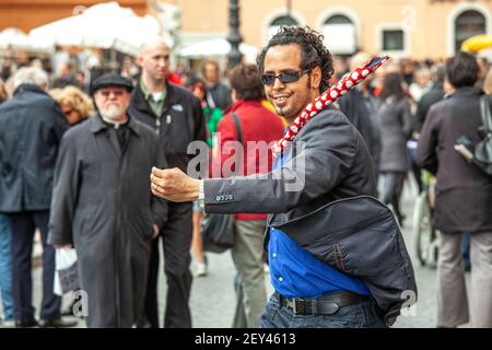 Ein Straßenkünstler, eine Pantomime, tritt auf dem Platz unter den Menschen auf. Italien, Europa Stockfoto