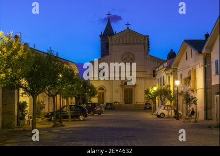 Der Hauptplatz und die Kirche von San Michele Arcangelo in Pietranico. Altes Bergdorf in der Provinz Pescara. Abruzzen, Italien, Europa Stockfoto