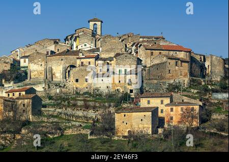 Altes Bergdorf aus Steinhäusern. Rosciolo dei Marsi, Provinz L'Aquila, Abruzzen, Italien, Europa Stockfoto