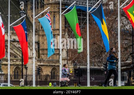 London, Großbritannien. März 2021, 5th. Flaggen werden auf dem Parliament Square vor dem Commonwealth Day 2021, der am Montag, dem 8th. März stattfindet, ausgestoßen - die Flaggen beginnen mit dem Union Jack, dann mit der Commonwealth-Flagge und dann mit allen anderen Nationen in der Reihenfolge, in der sie beigetreten sind. Die Feierlichkeiten werden in diesem Jahr virtuell sein, aufgrund der Covid, und konzentrieren sich auf die Führung von Frauen bei der "Delivering a Common Future", da sie mit dem Internationalen Frauentag zusammenfällt. Es ist auch der erste Tag der Lockerung von National Lockdown 3 mit Schulen gehen zurück. Kredit: Guy Bell/Alamy Live Nachrichten Stockfoto