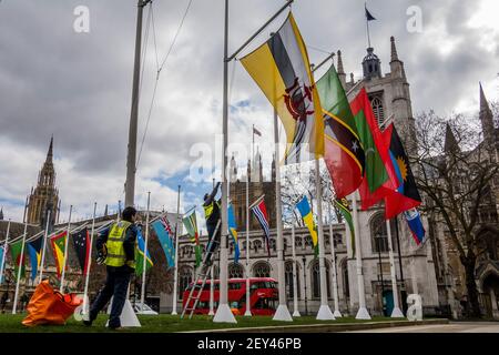 London, Großbritannien. März 2021, 5th. Flaggen werden auf dem Parliament Square vor dem Commonwealth Day 2021, der am Montag, dem 8th. März stattfindet, ausgestoßen - die Flaggen beginnen mit dem Union Jack, dann mit der Commonwealth-Flagge und dann mit allen anderen Nationen in der Reihenfolge, in der sie beigetreten sind. Die Feierlichkeiten werden in diesem Jahr virtuell sein, aufgrund der Covid, und konzentrieren sich auf die Führung von Frauen bei der "Delivering a Common Future", da sie mit dem Internationalen Frauentag zusammenfällt. Es ist auch der erste Tag der Lockerung von National Lockdown 3 mit Schulen gehen zurück. Kredit: Guy Bell/Alamy Live Nachrichten Stockfoto