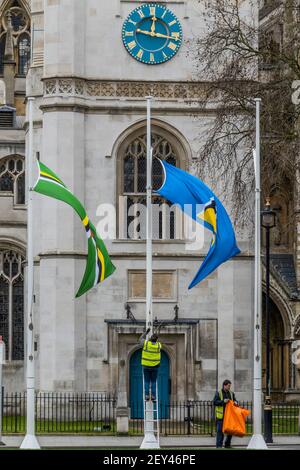 London, Großbritannien. März 2021, 5th. Flaggen werden auf dem Parliament Square vor dem Commonwealth Day 2021, der am Montag, dem 8th. März stattfindet, ausgestoßen - die Flaggen beginnen mit dem Union Jack, dann mit der Commonwealth-Flagge und dann mit allen anderen Nationen in der Reihenfolge, in der sie beigetreten sind. Die Feierlichkeiten werden in diesem Jahr virtuell sein, aufgrund der Covid, und konzentrieren sich auf die Führung von Frauen bei der "Delivering a Common Future", da sie mit dem Internationalen Frauentag zusammenfällt. Es ist auch der erste Tag der Lockerung von National Lockdown 3 mit Schulen gehen zurück. Kredit: Guy Bell/Alamy Live Nachrichten Stockfoto