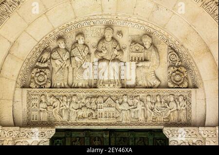 Bas-Reliefs in der Lünette des Eingangsportals der Abtei von San Clemente a Casauria. Castiglione a Castauria, Provinz Pescara, Abruzzen, Italien, E Stockfoto