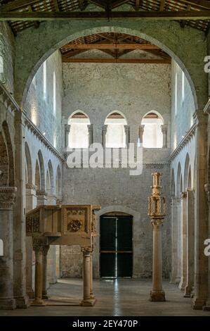 Das Innere der Abtei von San Clemente a Casauria mit Kanzel und steinernen Leuchter. Castiglione a Castauria, Provinz Pescara, Abruzzen, Italien Stockfoto