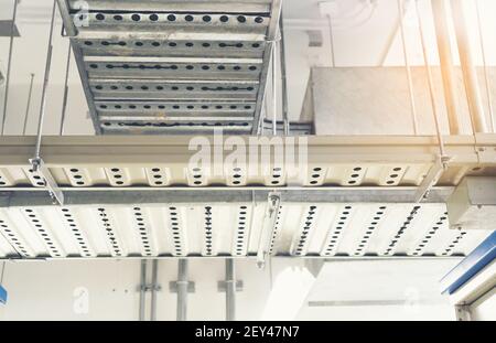 Elektrokabel in einer Leiter auf dem Dach Stockfoto