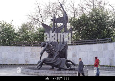 DUBLIN, IRLAND - 05. März 2020: Die Kinder von Lir Skulptur von Oisin Kelly im Garten des Gedenkens in Dublin. Die Statue symbolisiert Wiedergeburt und Stockfoto