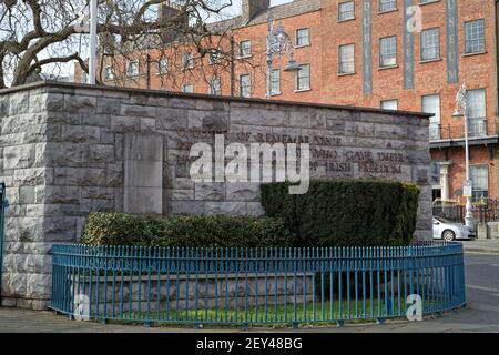 DUBLIN, IRLAND - Mar 05, 2020: Steinmauer am Eingang zum Garten des Gedenkens in Dublin mit Widmung an "all diejenigen, die ihr Leben gab ich Stockfoto