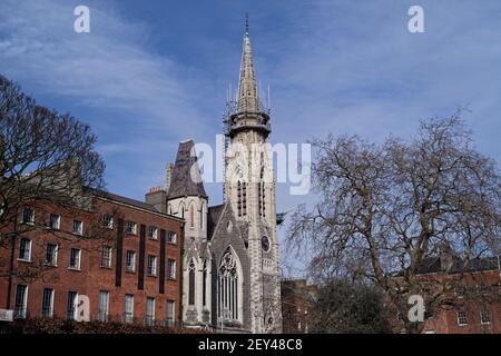 DUBLIN, IRLAND - Mär 05, 2020: Die Abtei Presbyterianische Kirche in Dublin an sonnigen Wintertag.. Das Gebäude während der Renovierung mit Gerüsten um t Stockfoto