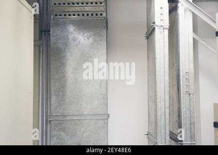 Elektrokabel in einer Leiter auf dem Dach Stockfoto