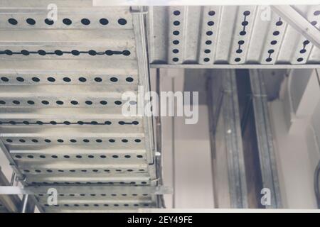 Elektrokabel in einer Leiter auf dem Dach Stockfoto