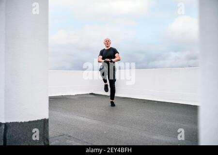 Ein Mann macht Cardio-Übungen auf dem Dach während des Lockdown, Portugal Stockfoto