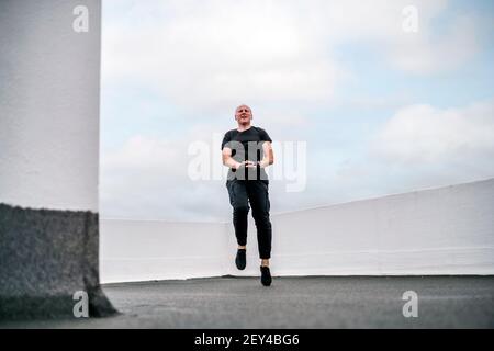 Ein Mann macht Cardio-Übungen auf dem Dach während des Lockdown, Portugal Stockfoto