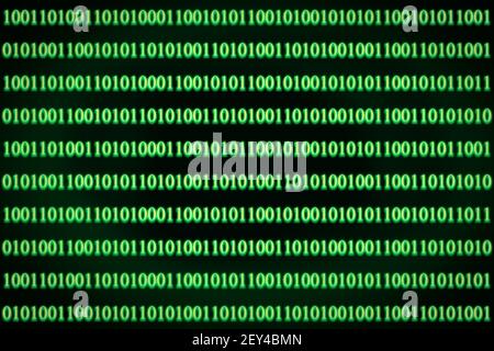 Verschlüsselter binärer ASCII-Computercode auf schwarzem Hintergrund. Grüner Binärcode-Computer. Stockfoto