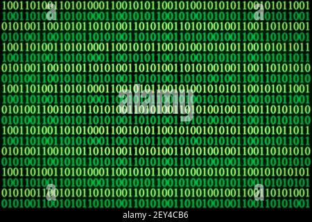 Verschlüsselter binärer ASCII-Computercode auf schwarzem Hintergrund. Grüner Binärcode-Computer. Stockfoto