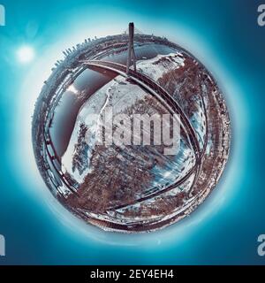 Schöne Panorama-Winter Luftdrohne Blick auf Warschau Stadtzentrum mit Wolkenkratzern und Swietokrzyski Brücke (de: Holy Cross Bridge) - ist ein Kabel-Aufenthalt Stockfoto