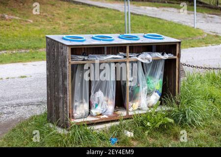 Mülleimer, Müll ist Haufen viel Dump, Verschmutzung durch Müll Plastikmüll Müll, Taschen bin von Plastikmüll, Müll Abfälle viele Junk-Dump Stockfoto