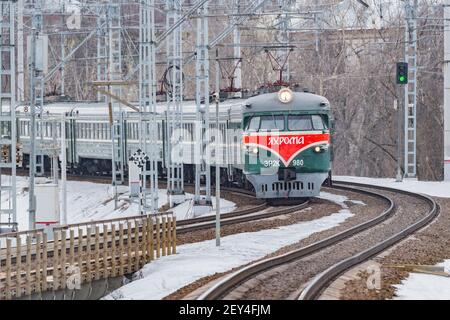 Moskau, Russland - 04. März 2021: Retro-Personenzug er-2K Nummer 980. Die Züge er-2 wurden 1964-1970 Jahre in Riga gebaut. Stockfoto