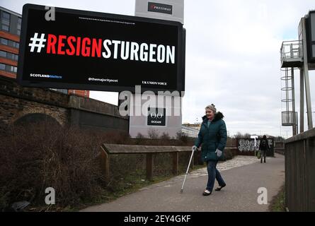 Eine digitale Plakatwand in der Nähe des Clydeside Expressway in Glasgow mit den Worten #ResignSturgeon, während des Starts der Kampagne #ResignSturgeon, die von der Mehrheit geführt wird, mit Unterstützung von Schottland Angelegenheiten, UK Union Voice und über 250 Geber, die an einer Crowdfunding-Kampagne im Vorfeld der schottischen Wahlen am 6. Mai beteiligt waren. Bilddatum: Freitag, 5. März 2021. Stockfoto