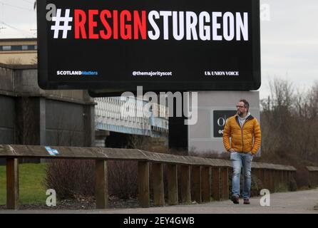 Eine digitale Plakatwand in der Nähe des Clydeside Expressway in Glasgow mit den Worten #ResignSturgeon, während des Starts der Kampagne #ResignSturgeon, die von der Mehrheit geführt wird, mit Unterstützung von Schottland Angelegenheiten, UK Union Voice und über 250 Geber, die an einer Crowdfunding-Kampagne im Vorfeld der schottischen Wahlen am 6. Mai beteiligt waren. Bilddatum: Freitag, 5. März 2021. Stockfoto