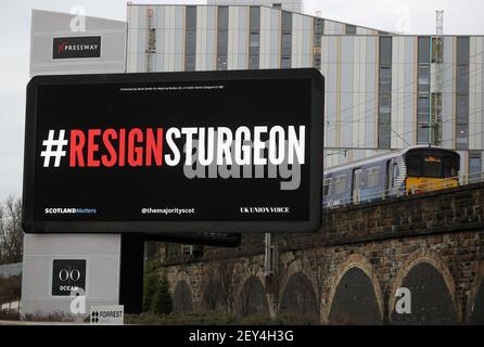 Eine digitale Plakatwand in der Nähe des Clydeside Expressway in Glasgow mit den Worten #ResignSturgeon, während des Starts der Kampagne #ResignSturgeon, die von der Mehrheit geführt wird, mit Unterstützung von Schottland Angelegenheiten, UK Union Voice und über 250 Geber, die an einer Crowdfunding-Kampagne im Vorfeld der schottischen Wahlen am 6. Mai beteiligt waren. Bilddatum: Freitag, 5. März 2021. Stockfoto