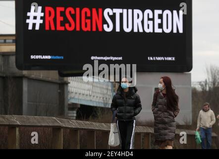 Eine digitale Plakatwand in der Nähe des Clydeside Expressway in Glasgow mit den Worten #ResignSturgeon, während des Starts der Kampagne #ResignSturgeon, die von der Mehrheit geführt wird, mit Unterstützung von Schottland Angelegenheiten, UK Union Voice und über 250 Geber, die an einer Crowdfunding-Kampagne im Vorfeld der schottischen Wahlen am 6. Mai beteiligt waren. Bilddatum: Freitag, 5. März 2021. Stockfoto