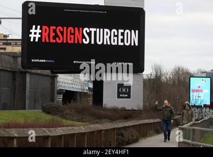 Eine digitale Plakatwand in der Nähe des Clydeside Expressway in Glasgow mit den Worten #ResignSturgeon, während des Starts der Kampagne #ResignSturgeon, die von der Mehrheit geführt wird, mit Unterstützung von Schottland Angelegenheiten, UK Union Voice und über 250 Geber, die an einer Crowdfunding-Kampagne im Vorfeld der schottischen Wahlen am 6. Mai beteiligt waren. Bilddatum: Freitag, 5. März 2021. Stockfoto