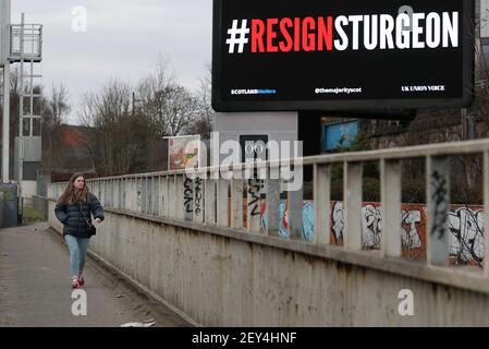 Eine digitale Plakatwand in der Nähe des Clydeside Expressway in Glasgow mit den Worten #ResignSturgeon, während des Starts der Kampagne #ResignSturgeon, die von der Mehrheit geführt wird, mit Unterstützung von Schottland Angelegenheiten, UK Union Voice und über 250 Geber, die an einer Crowdfunding-Kampagne im Vorfeld der schottischen Wahlen am 6. Mai beteiligt waren. Bilddatum: Freitag, 5. März 2021. Stockfoto