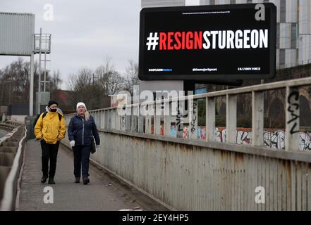 Eine digitale Plakatwand in der Nähe des Clydeside Expressway in Glasgow mit den Worten #ResignSturgeon, während des Starts der Kampagne #ResignSturgeon, die von der Mehrheit geführt wird, mit Unterstützung von Schottland Angelegenheiten, UK Union Voice und über 250 Geber, die an einer Crowdfunding-Kampagne im Vorfeld der schottischen Wahlen am 6. Mai beteiligt waren. Bilddatum: Freitag, 5. März 2021. Stockfoto