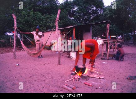 APURE STAAT, VENEZUELA - Yaruro indigene Familie, Pume peope, in Piedra Azul Siedlung. Stockfoto