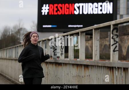 Eine digitale Plakatwand in der Nähe des Clydeside Expressway in Glasgow mit den Worten #ResignSturgeon, während des Starts der Kampagne #ResignSturgeon, die von der Mehrheit geführt wird, mit Unterstützung von Schottland Angelegenheiten, UK Union Voice und über 250 Geber, die an einer Crowdfunding-Kampagne im Vorfeld der schottischen Wahlen am 6. Mai beteiligt waren. Bilddatum: Freitag, 5. März 2021. Stockfoto