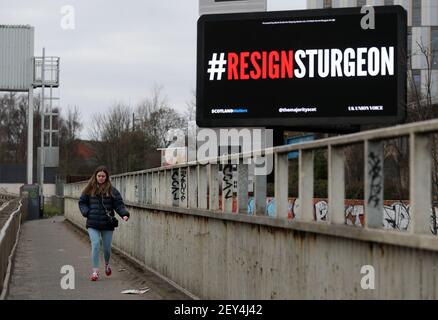 Eine digitale Plakatwand in der Nähe des Clydeside Expressway in Glasgow mit den Worten #ResignSturgeon, während des Starts der Kampagne #ResignSturgeon, die von der Mehrheit geführt wird, mit Unterstützung von Schottland Angelegenheiten, UK Union Voice und über 250 Geber, die an einer Crowdfunding-Kampagne im Vorfeld der schottischen Wahlen am 6. Mai beteiligt waren. Bilddatum: Freitag, 5. März 2021. Stockfoto