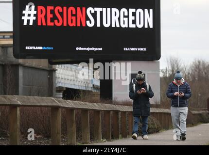Eine digitale Plakatwand in der Nähe des Clydeside Expressway in Glasgow mit den Worten #ResignSturgeon, während des Starts der Kampagne #ResignSturgeon, die von der Mehrheit geführt wird, mit Unterstützung von Schottland Angelegenheiten, UK Union Voice und über 250 Geber, die an einer Crowdfunding-Kampagne im Vorfeld der schottischen Wahlen am 6. Mai beteiligt waren. Bilddatum: Freitag, 5. März 2021. Stockfoto