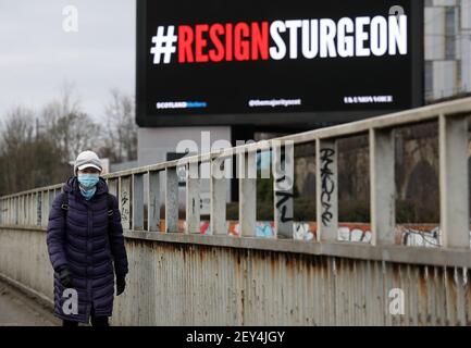 Eine digitale Plakatwand in der Nähe des Clydeside Expressway in Glasgow mit den Worten #ResignSturgeon, während des Starts der Kampagne #ResignSturgeon, die von der Mehrheit geführt wird, mit Unterstützung von Schottland Angelegenheiten, UK Union Voice und über 250 Geber, die an einer Crowdfunding-Kampagne im Vorfeld der schottischen Wahlen am 6. Mai beteiligt waren. Bilddatum: Freitag, 5. März 2021. Stockfoto