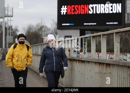 Eine digitale Plakatwand in der Nähe des Clydeside Expressway in Glasgow mit den Worten #ResignSturgeon, während des Starts der Kampagne #ResignSturgeon, die von der Mehrheit geführt wird, mit Unterstützung von Schottland Angelegenheiten, UK Union Voice und über 250 Geber, die an einer Crowdfunding-Kampagne im Vorfeld der schottischen Wahlen am 6. Mai beteiligt waren. Bilddatum: Freitag, 5. März 2021. Stockfoto