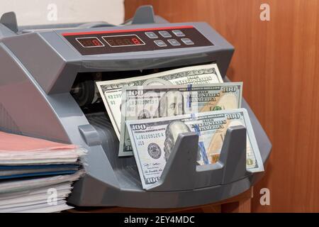 Elektronische Geldzähler Zählt Amerikanische Hundert Dollar Banknoten. Stockfoto