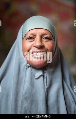 Porträt einer lächelnden ägyptischen Frau mit einem Hijab in der Innenstadt von Kairo, Ägypten Stockfoto