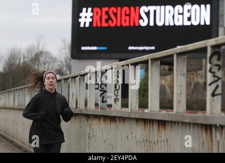 Eine digitale Plakatwand in der Nähe des Clydeside Expressway in Glasgow mit den Worten #ResignSturgeon, während des Starts der Kampagne #ResignSturgeon, die von der Mehrheit geführt wird, mit Unterstützung von Schottland Angelegenheiten, UK Union Voice und über 250 Geber, die an einer Crowdfunding-Kampagne im Vorfeld der schottischen Wahlen am 6. Mai beteiligt waren. Bilddatum: Freitag, 5. März 2021. Stockfoto
